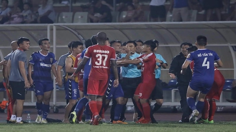 Trận đấu giữa Đồng Tâm Long An và đội tuyển Đà Nẵng năm 2011
