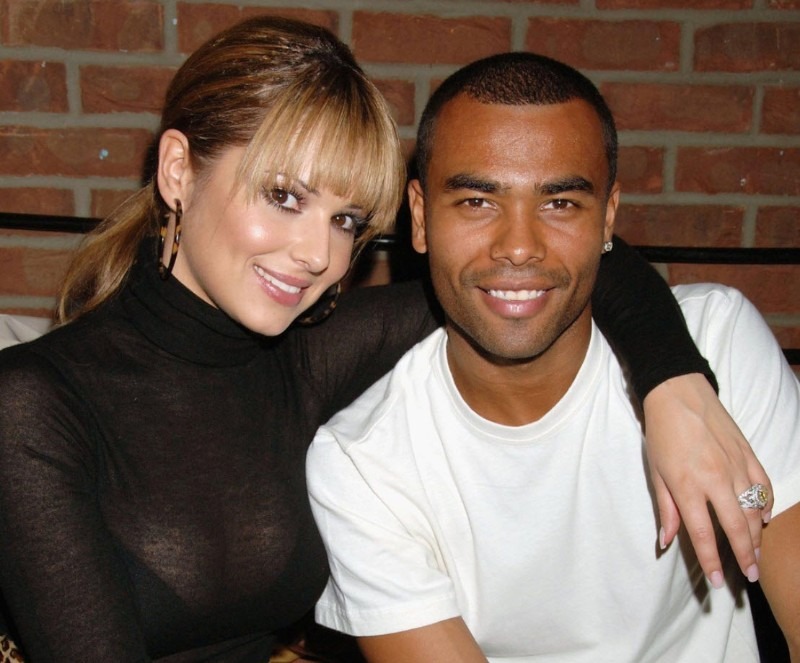 Cầu thủ Ashley Cole li dị vợ vì thói trăng hoa của mình