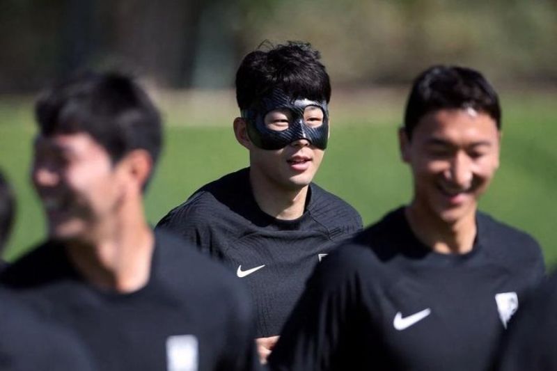 Son Heung-min đeo mặt nạ
