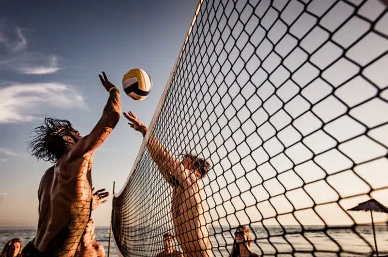 Bóng chuyền được chơi tại bãi cát không còn là điều xa lạ